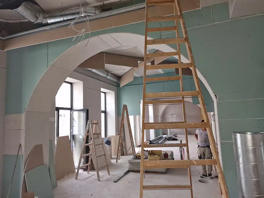 Lučna zidna obloga uz ljestve tijekom suhe gradnje