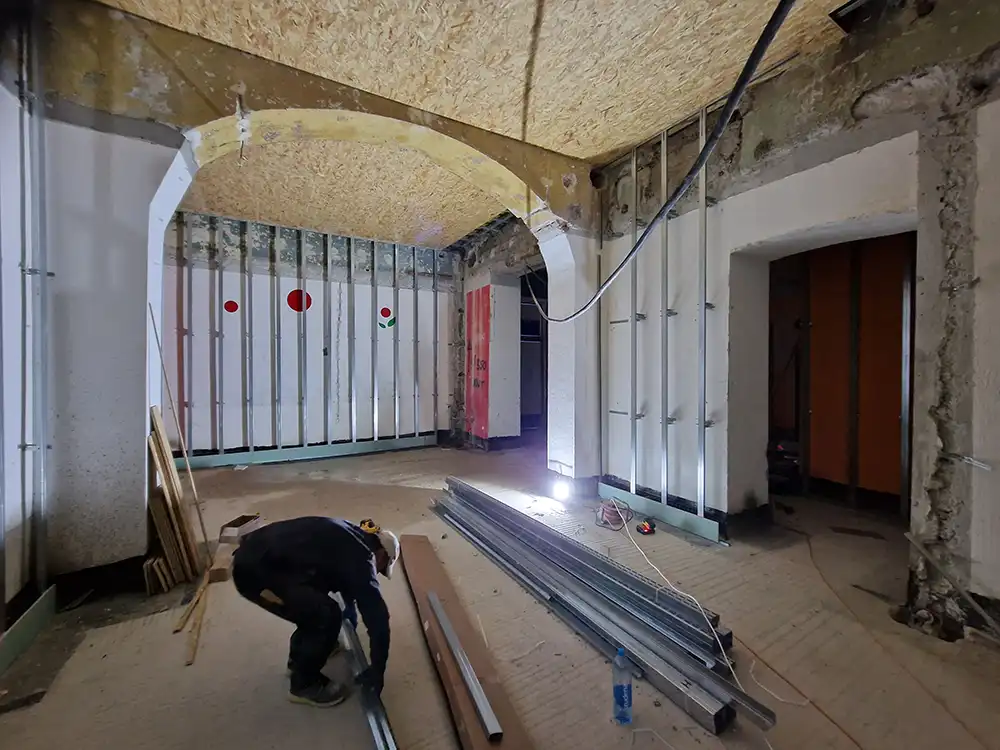 Insulation and Knauf lining framework in commercial premises