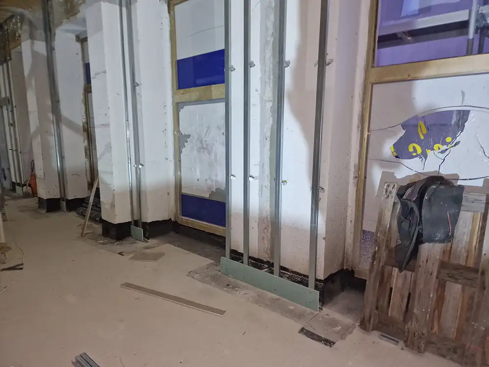 Metalna konstrukcija zidne obloge prije postavljanja ploča